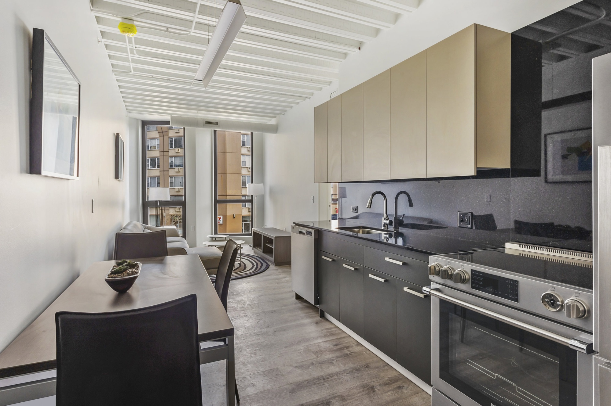 07_2983-04_1135WSheridanRd_207_5_Kitchen_HiRes_Chicago_Hirsch_MPG_Architecture