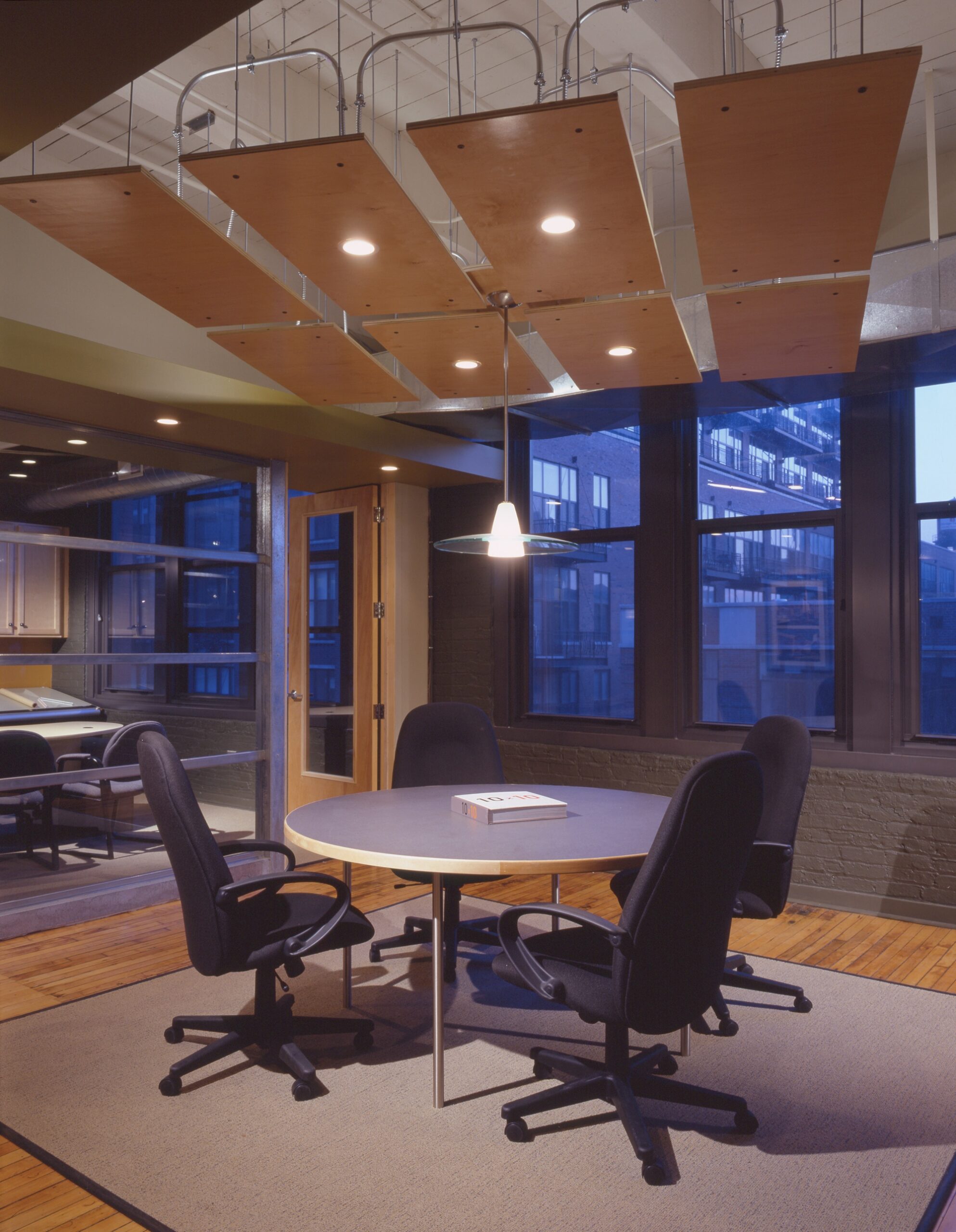 07_D-office-conf_Chicago_Hirsch_MPG_Architecture