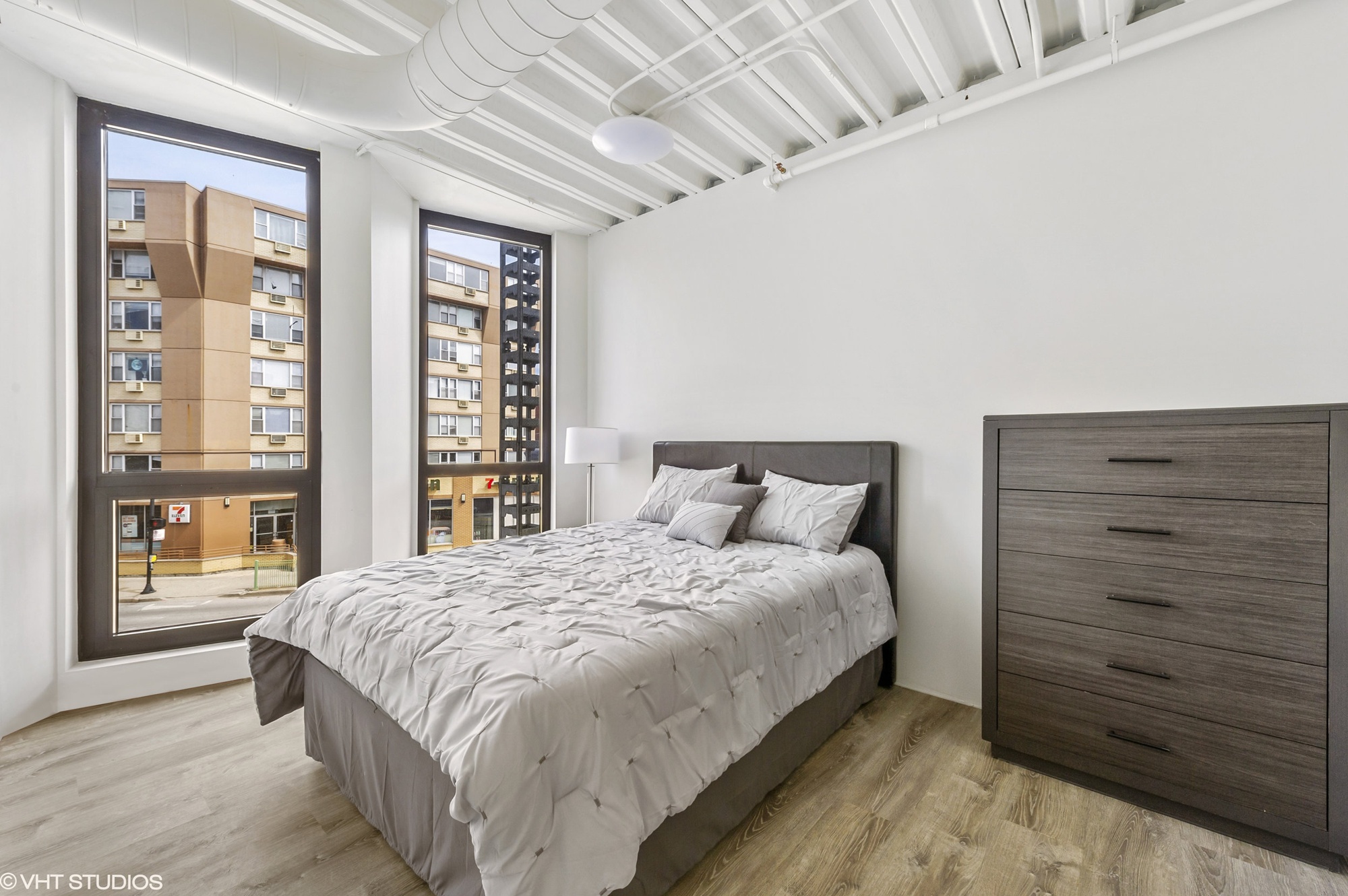 08_5529-08_1135WSheridanRd_207_14_MasterBedroom_HiRes (1)_Chicago_Hirsch_MPG_Architecture